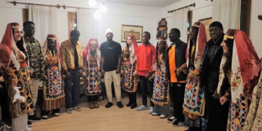 afrikali-ogrenciler-yozgatta-halay-cekti-turkuler-soyledi-Wn9Idfpx.jpg