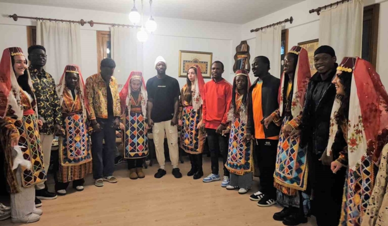 afrikali-ogrenciler-yozgatta-halay-cekti-turkuler-soyledi-Wn9Idfpx.jpg