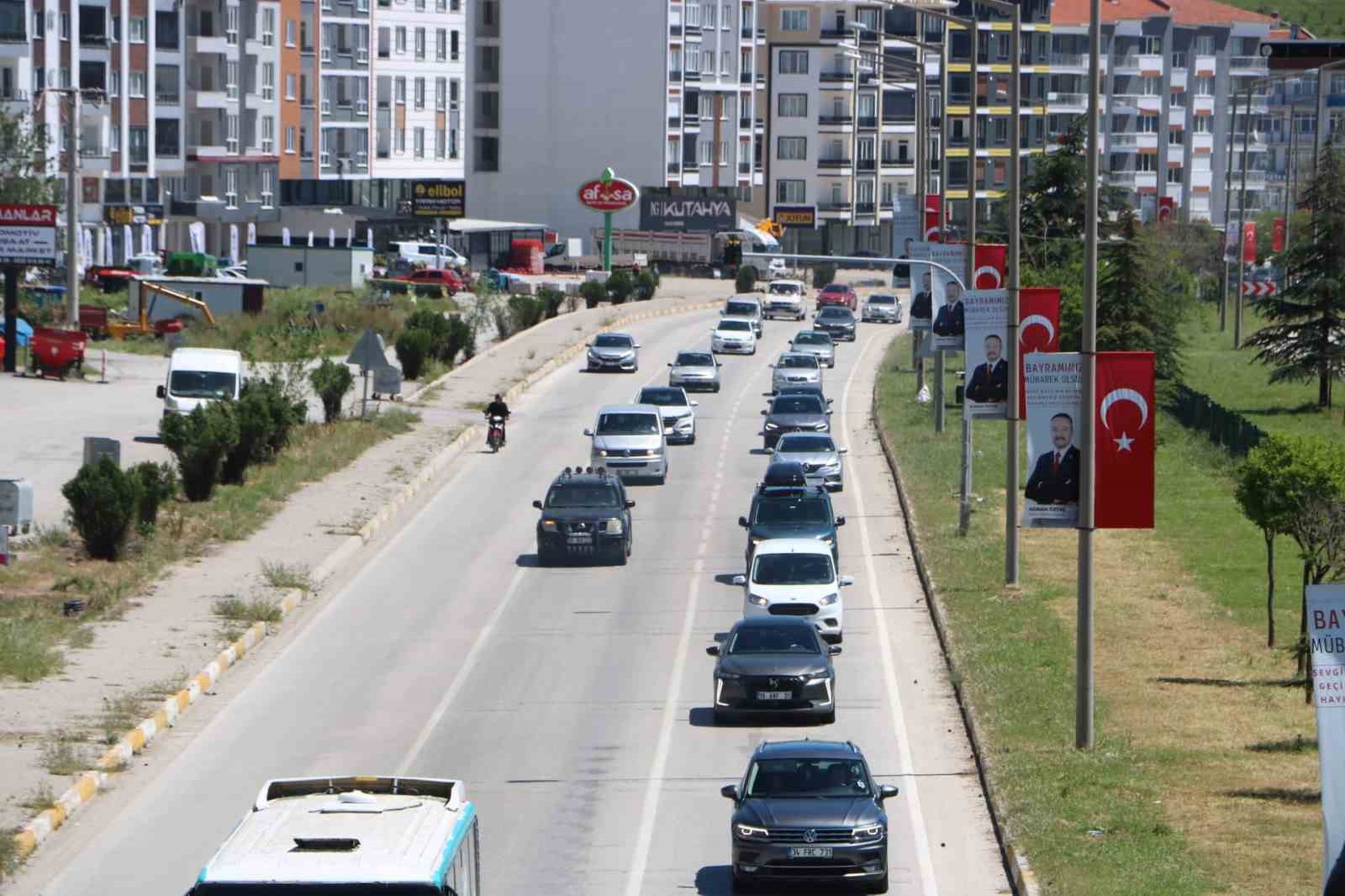 afyonkarahisar antalya yolunda tatilcilerin donus yogunlugu suruyor 0 4HAAG951