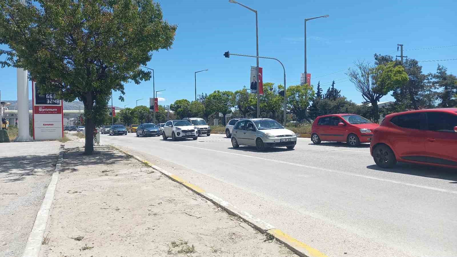 afyonkarahisar antalya yolunda tatilcilerin donus yogunlugu suruyor 1 BhbtRRtY