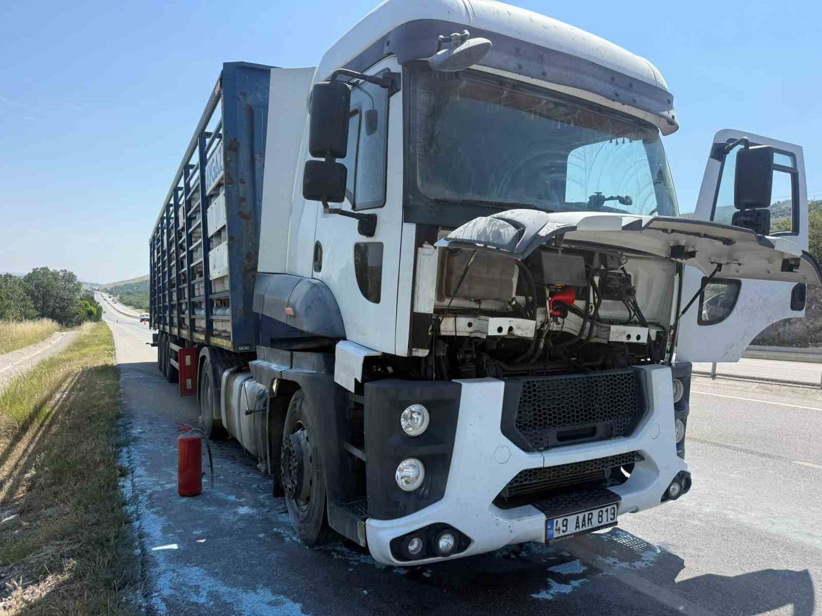 afyonkarahisarda aygaz marka tup yuklu tirin motorunda yangin 1 7eYbEuPO