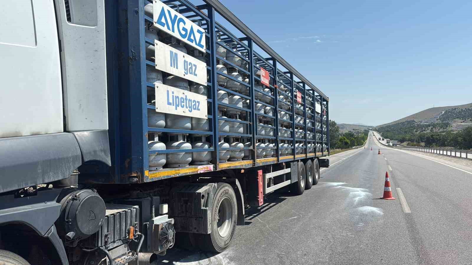 afyonkarahisarda aygaz marka tup yuklu tirin motorunda yangin 2 tXbV9njf