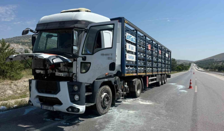 afyonkarahisarda-aygaz-marka-tup-yuklu-tirin-motorunda-yangin-8tXpCx8Z.jpg