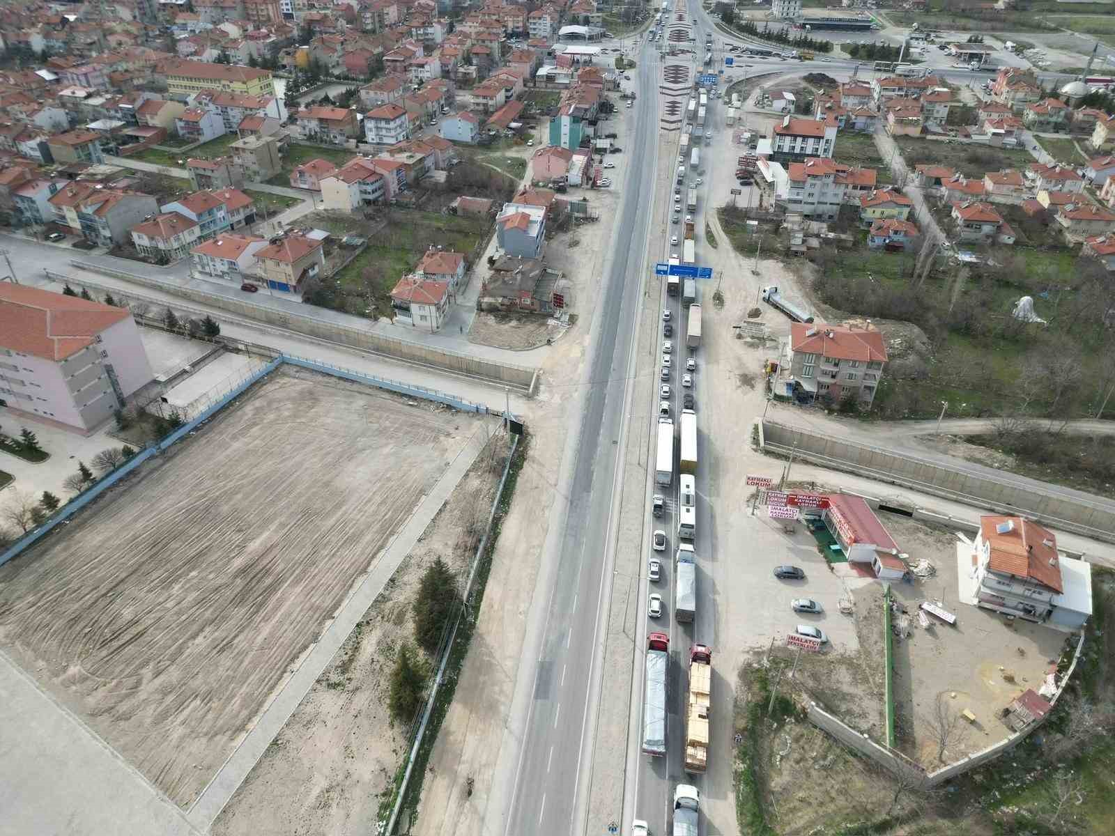 afyonkarahisarda bayram trafigi yogunlugu basladi 1 aFFtB69v