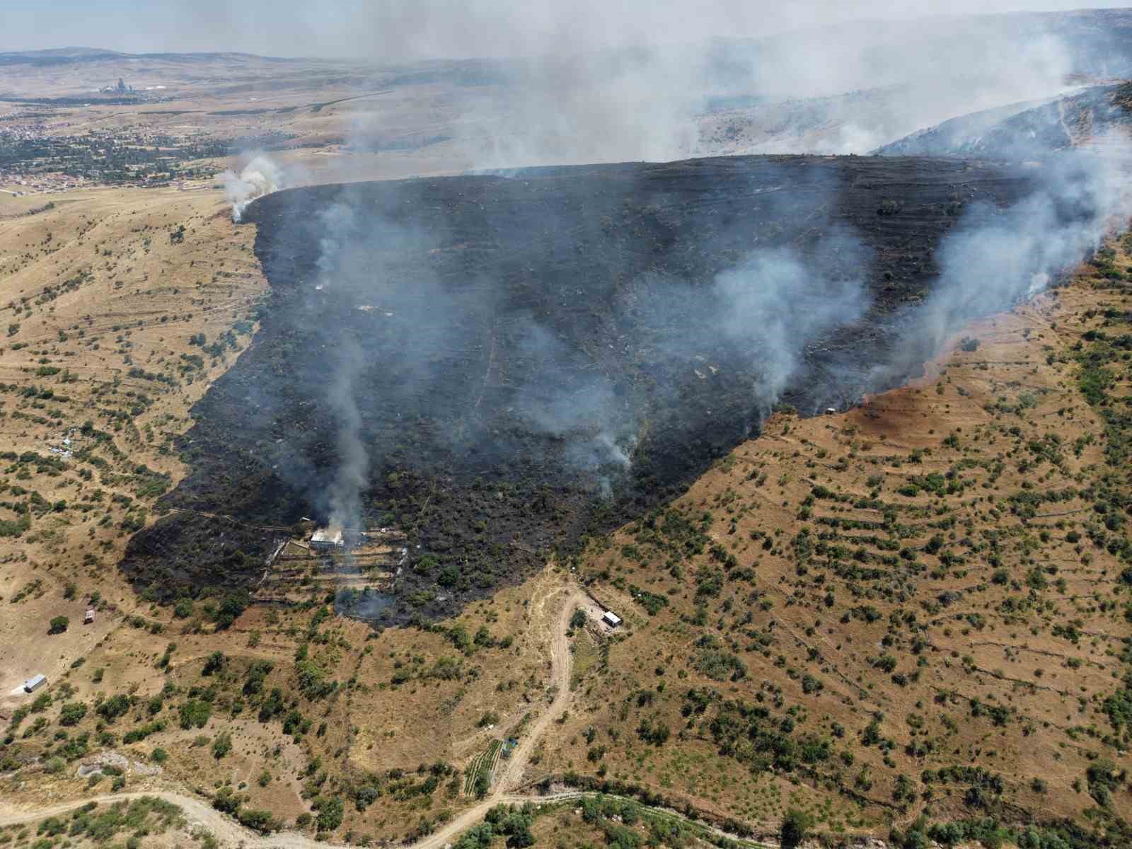 afyonkarahisarda otluk alandaki yangin bag evlerine sicradi 3 NrmM4ueG