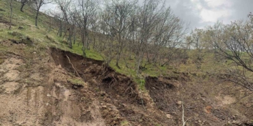 afyonkarahisarda-tabiat-parki-yolu-heyelan-nedeniyle-ulasima-kapandi-W61igIRg.jpg