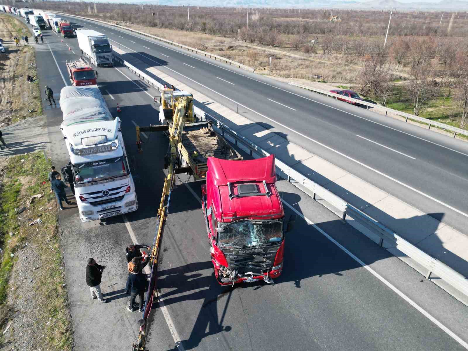 afyonkarahisarda tir yolcu minibusune carpti 11 yarali 0 Pm6RdKke