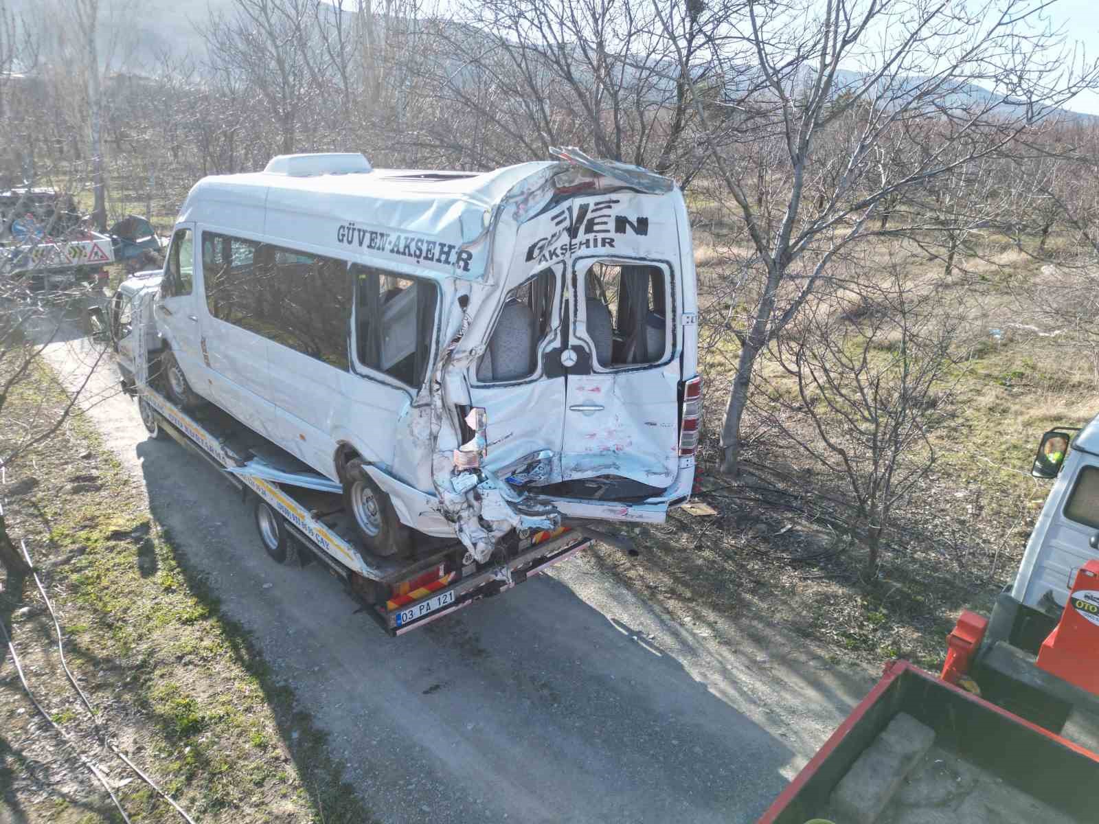 afyonkarahisarda tir yolcu minibusune carpti 11 yarali 1 DjZ7zOZl