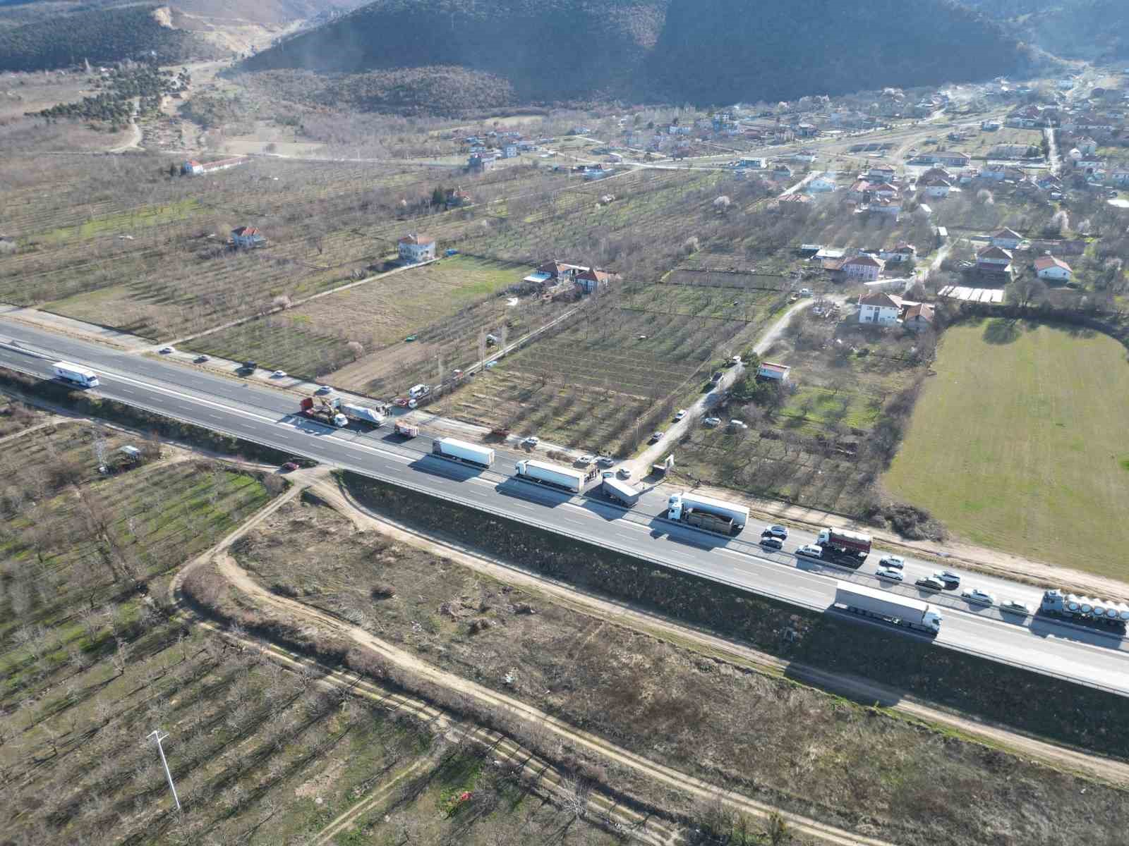 afyonkarahisarda tir yolcu minibusune carpti 11 yarali 2 5YXEAtpl