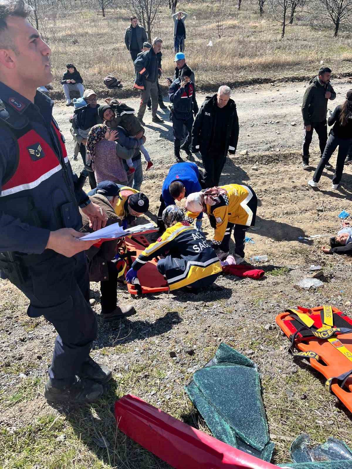 afyonkarahisarda tir yolcu minibusune carpti 11 yarali 3 HTMQzOEj
