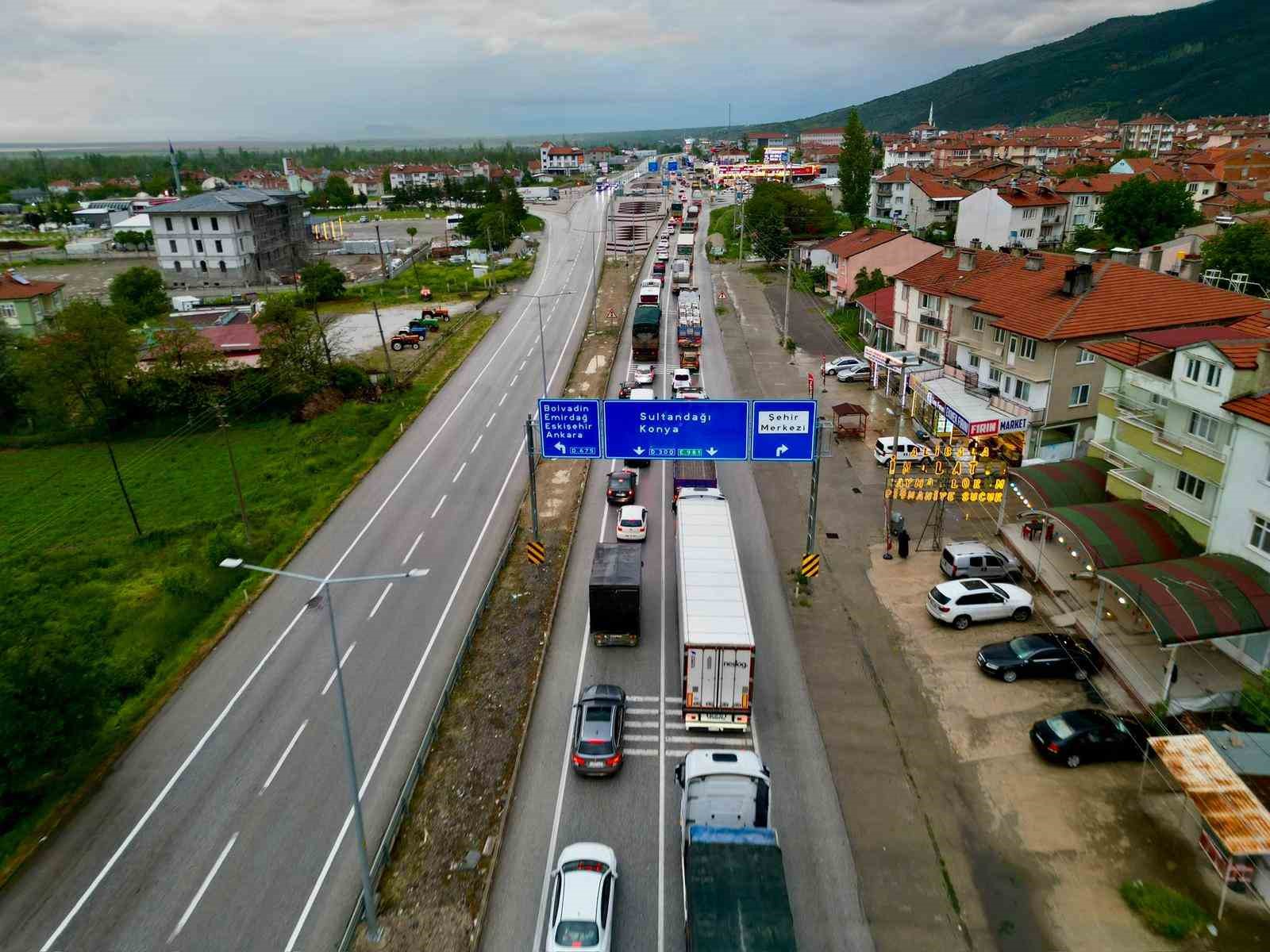 afyonkarahisardaki kara yollarinda bayram trafigi yogunlugu 0 D4reTiU3