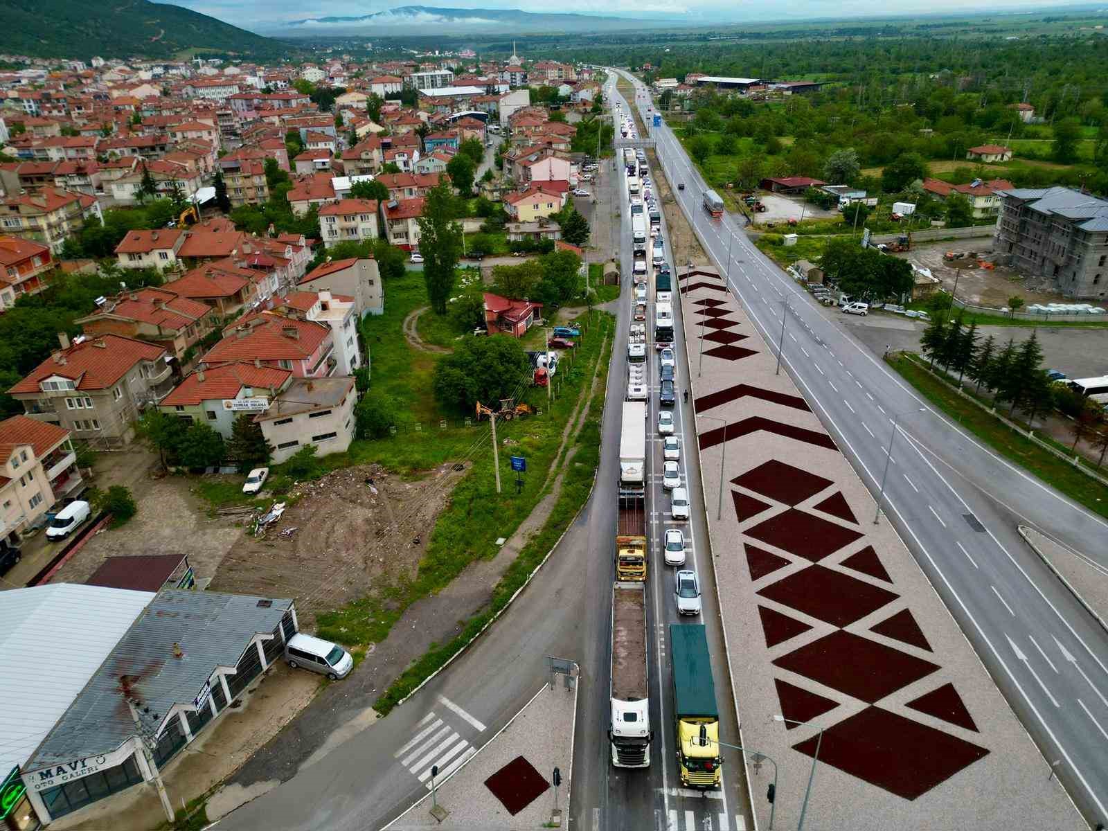 afyonkarahisardaki kara yollarinda bayram trafigi yogunlugu 1 zGEAUBYh