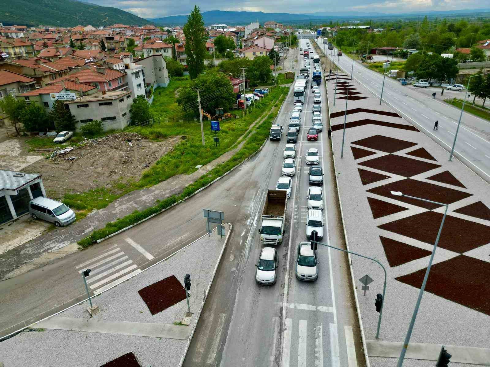 afyonkarahisardaki karayollarinda bayram trafigi yogunlugu basladi 2