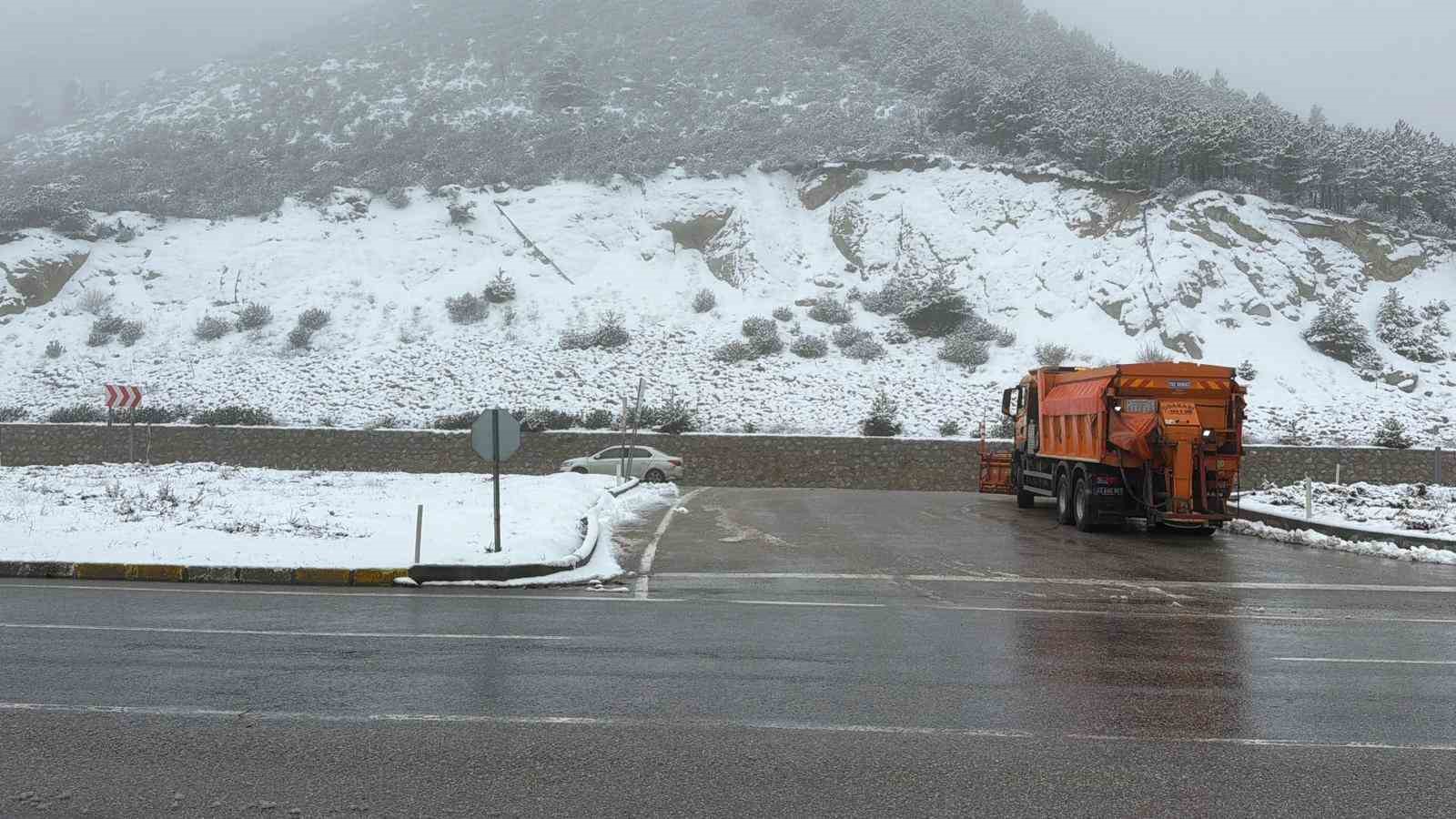 afyonkarahisarin yuksek kesimlerinde kar yagisi etkili oldu 1 r4BhO161
