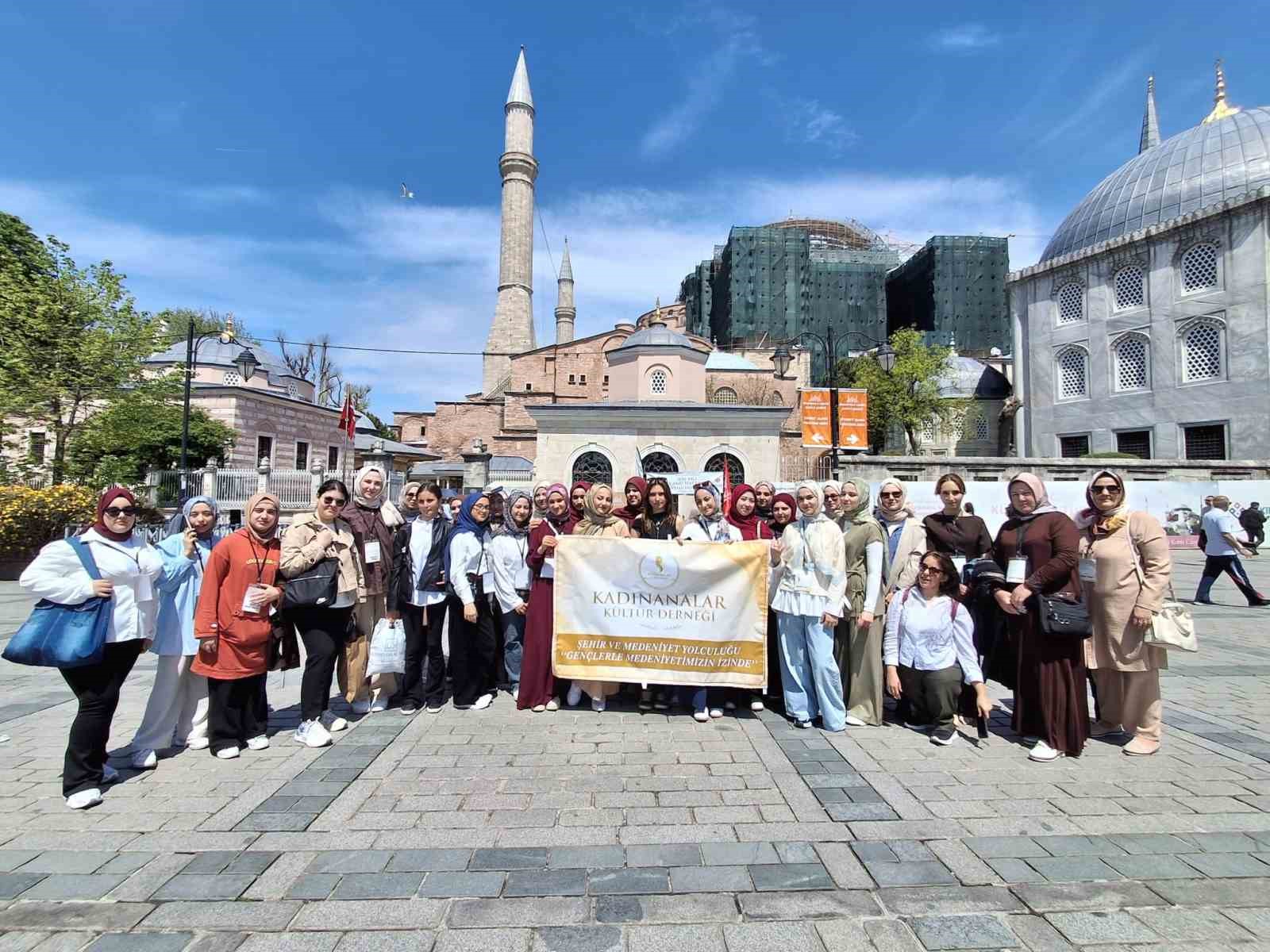 afyonkarahisarli gencler istanbulun tarihi mekanlarini ziyaret etti 0 VKAdGU96