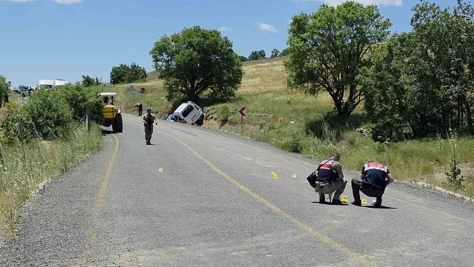 agabey arazi nedeniyle kardesinin oldugu araci taradi 1 olu 1 agir yarali 3