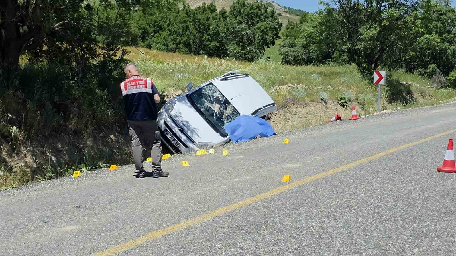 agabey arazi nedeniyle kardesinin oldugu araci taradi 1 olu 1 agir yarali 4 ETNbhJce