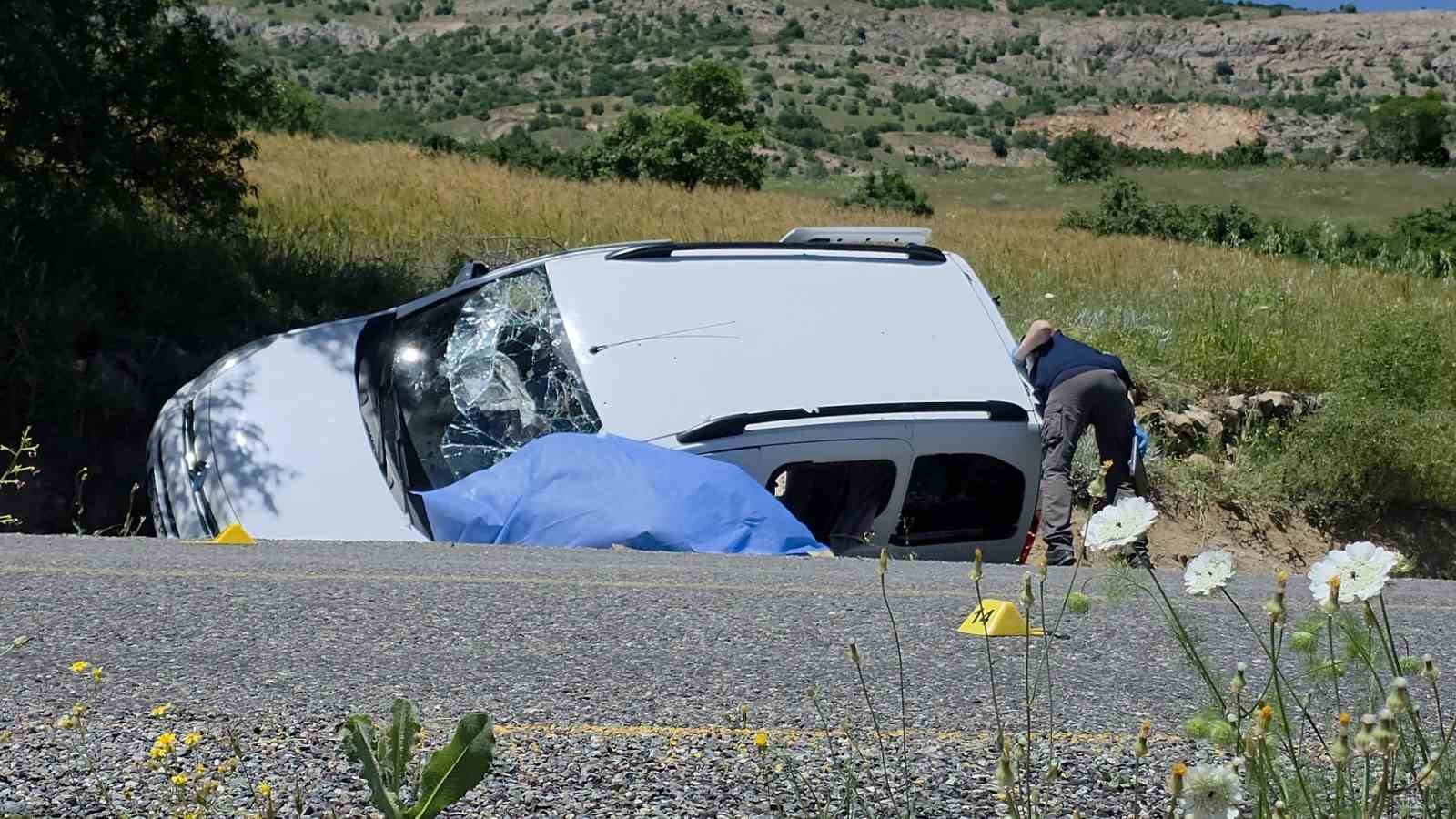 agabey arazi nedeniyle kardesinin oldugu araci taradi 1 olu 1 agir yarali 6 FAWXnEqu