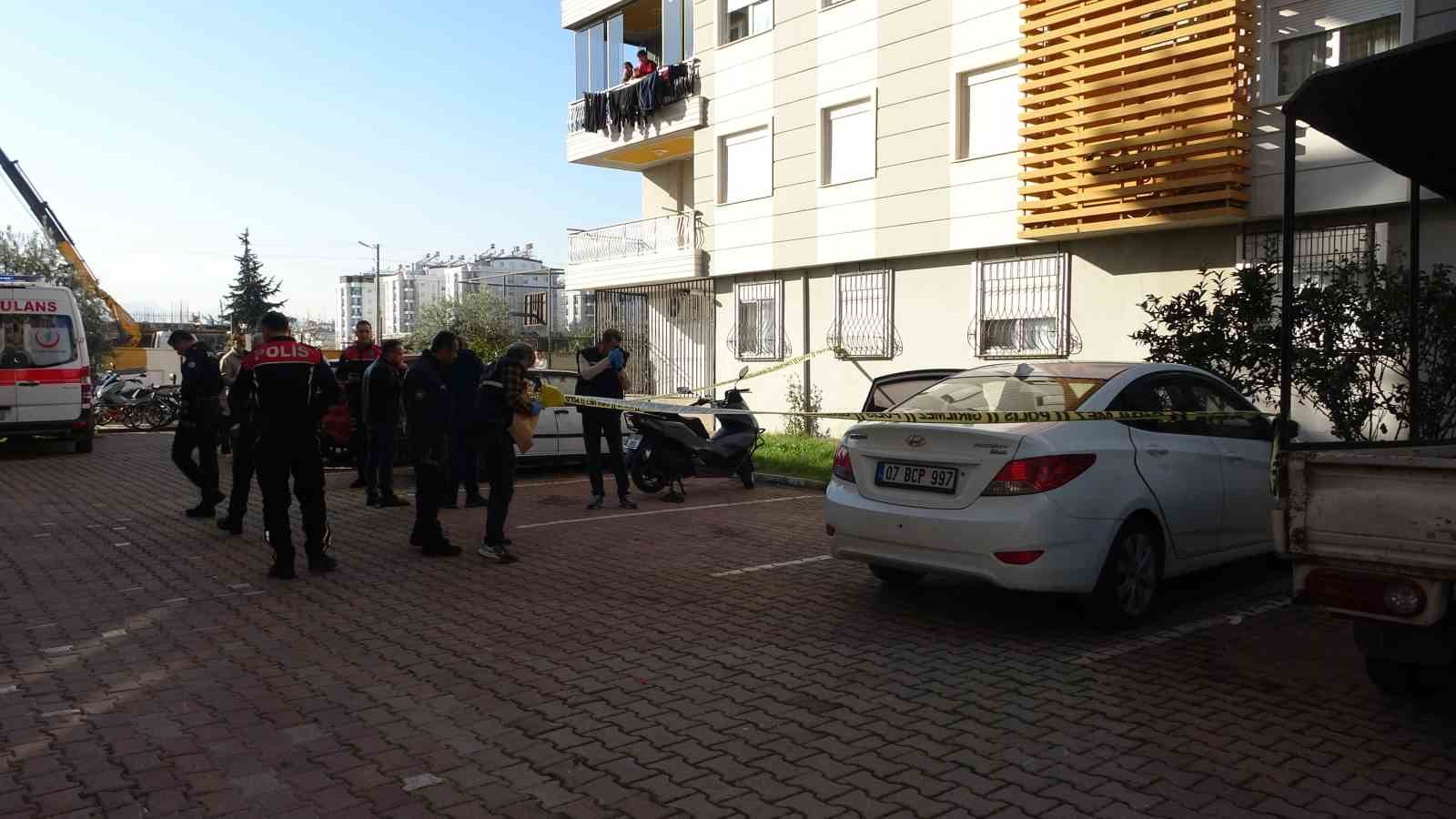 agabeyini silahla vurarak oldurdu diger agabeyinin esini de yaraladi 5 pJ83vtyl