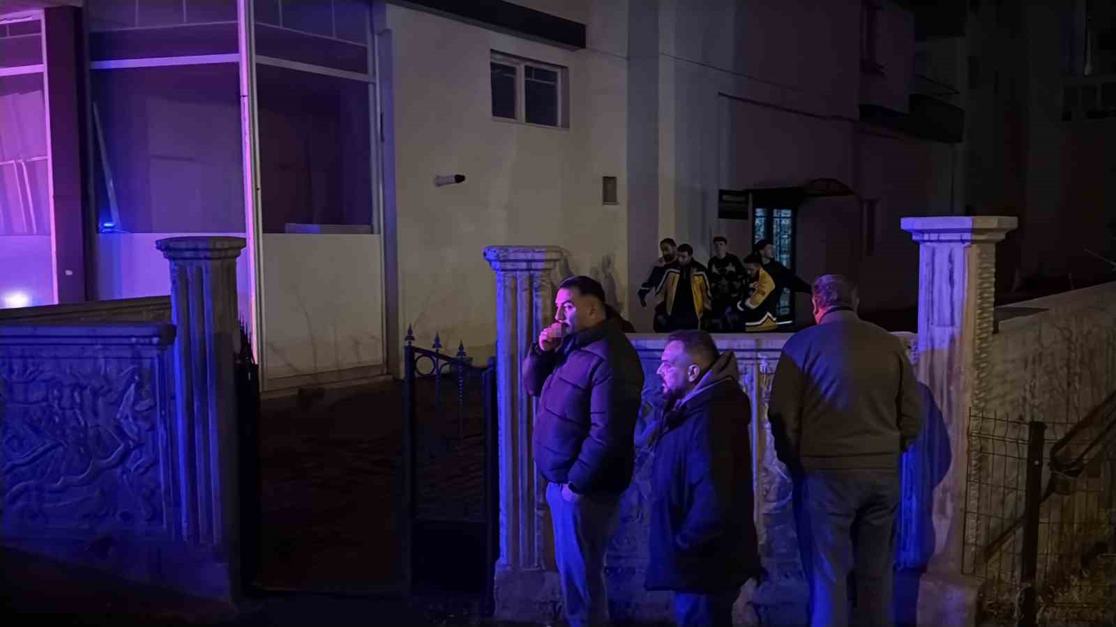 agabeyini ve babasini olduren 15 yasindaki zanli tutuklandi 0 Plewzu2k
