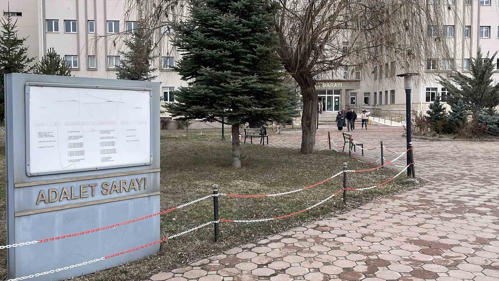 agabeyini ve babasini olduren 15 yasindaki zanli tutuklandi 5 LdYy2ujm