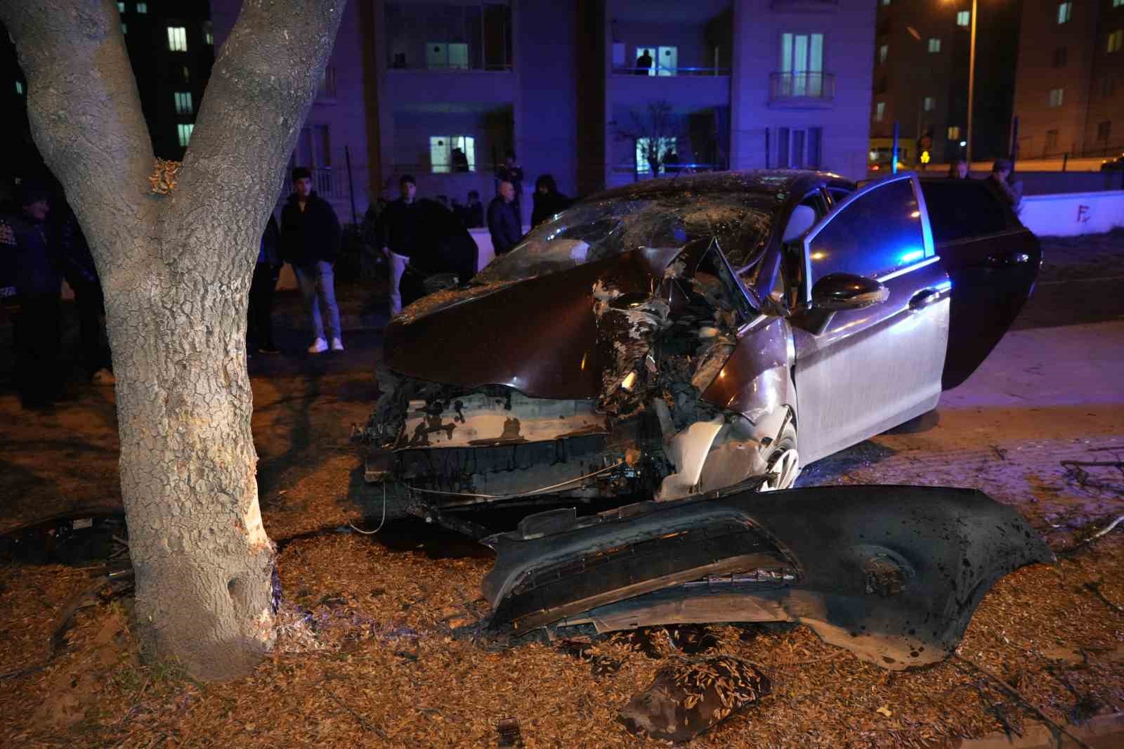 agaca carpan otomobil hurdaya dondu 3 yarali 0