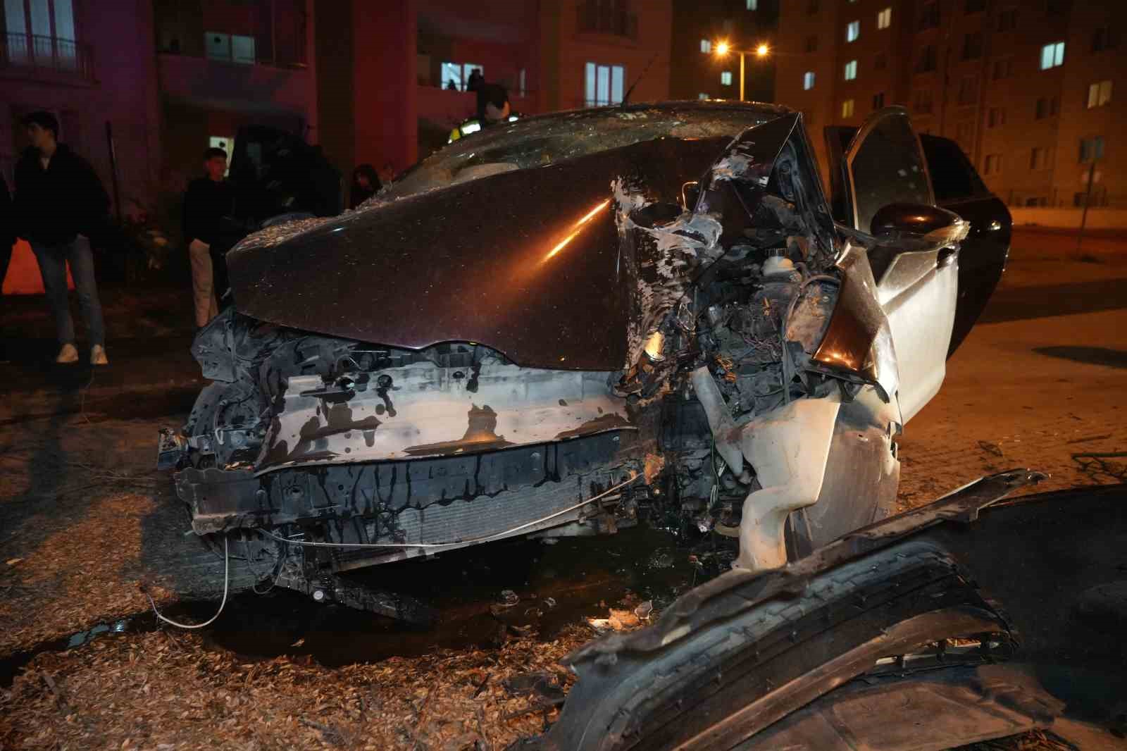 agaca carpan otomobil hurdaya dondu 3 yarali 1 AZzXj3DI