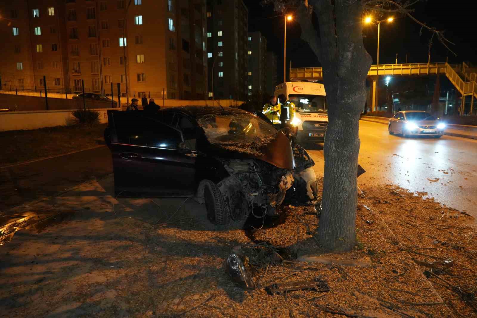 agaca carpan otomobil hurdaya dondu 3 yarali 2 aZCcGCNl