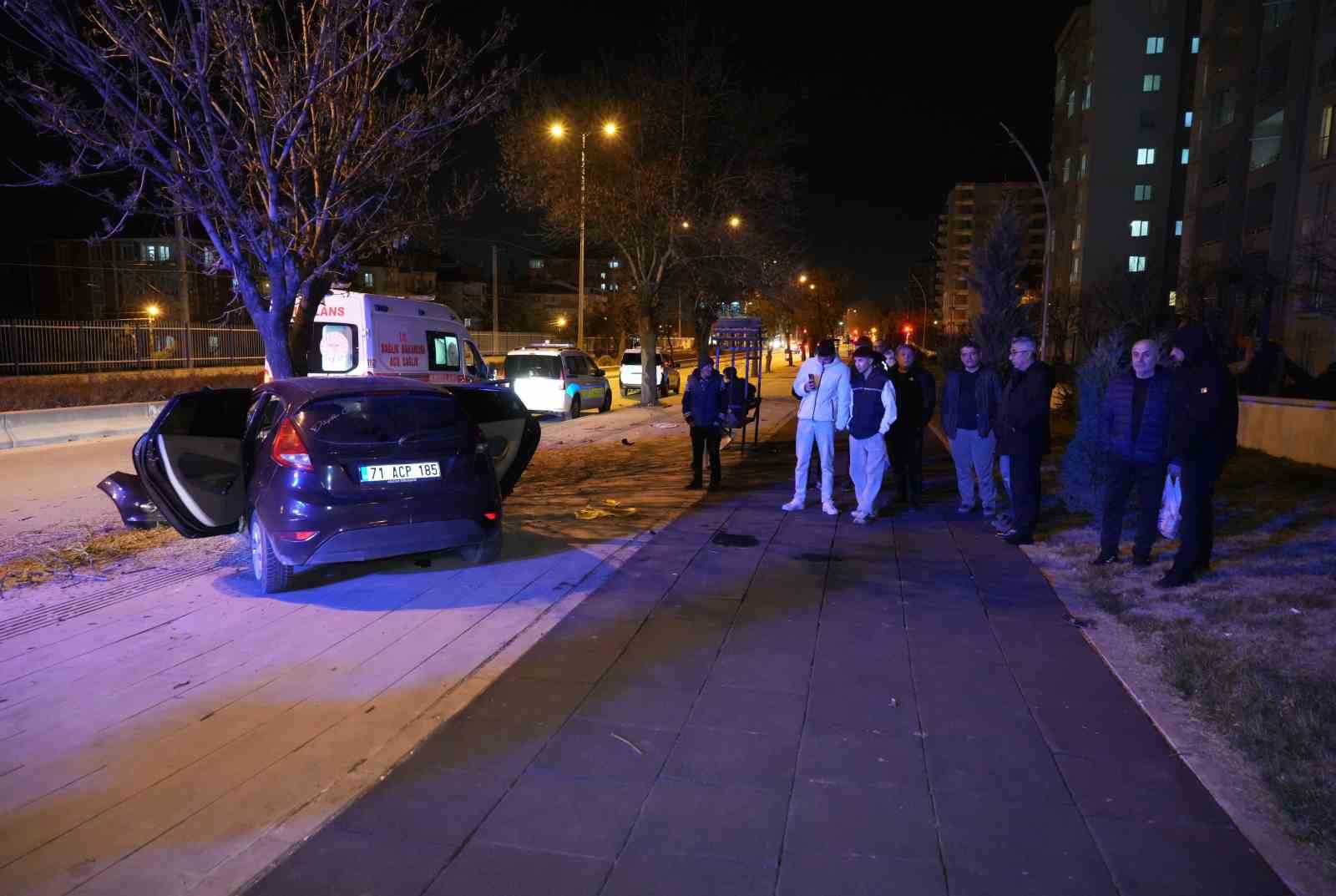 agaca carpan otomobil hurdaya dondu 3 yarali 3