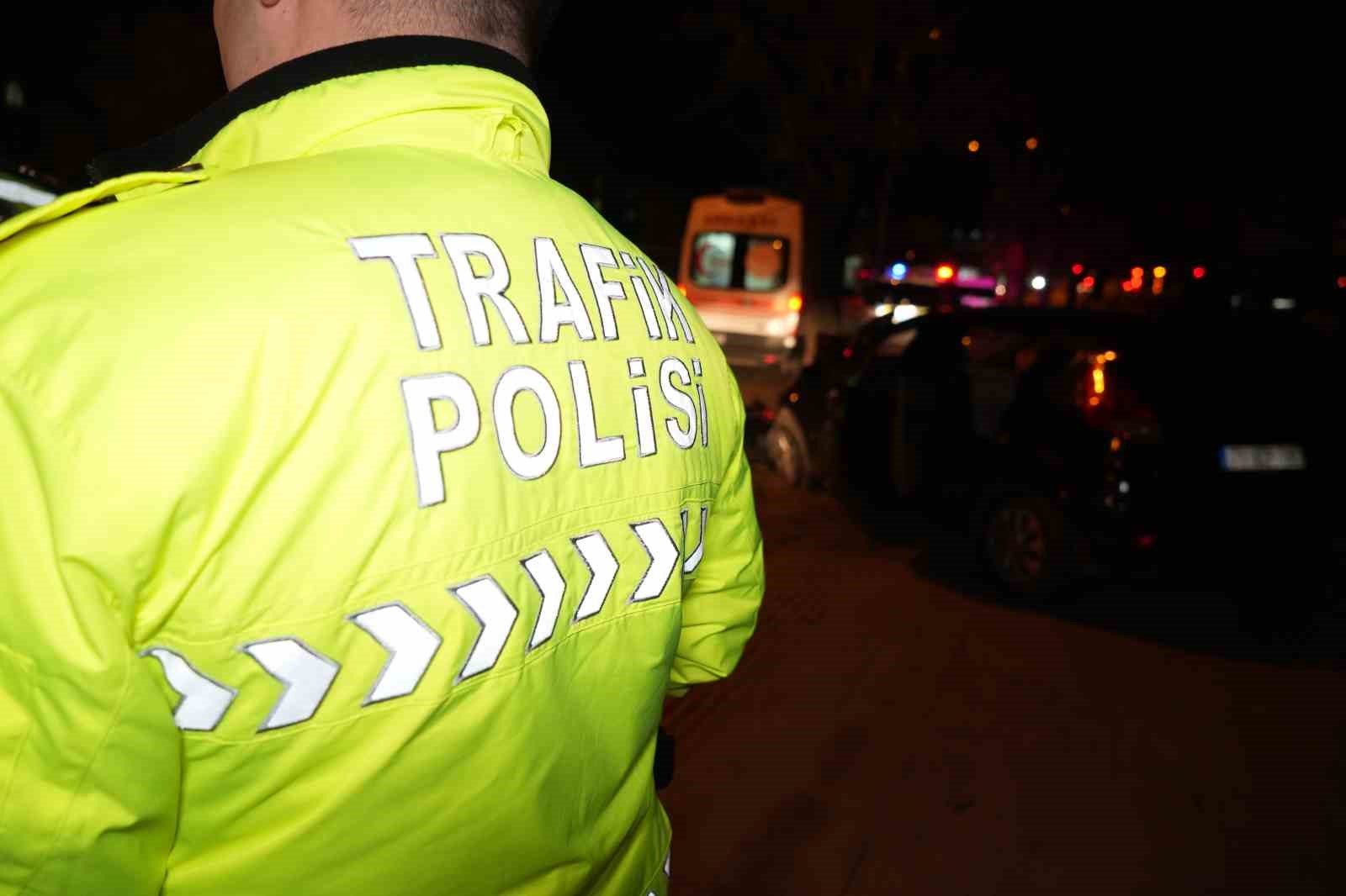 agaca carpan otomobil hurdaya dondu 3 yarali 5 vTJvyL7f
