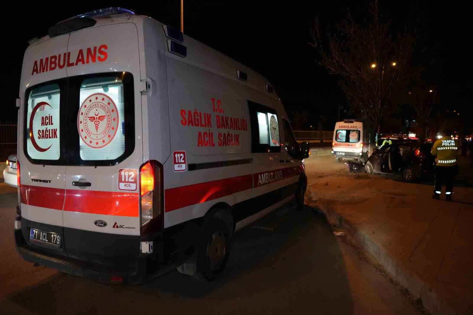 agaca carpan otomobil hurdaya dondu 3 yarali 6 qJltVgyb