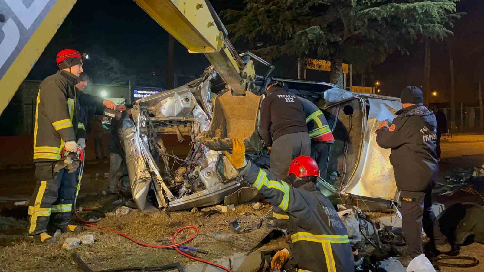 agaca carpan otomobil hurdaya dondu surucusu hayatini kaybetti 0 VVNv3Ivv