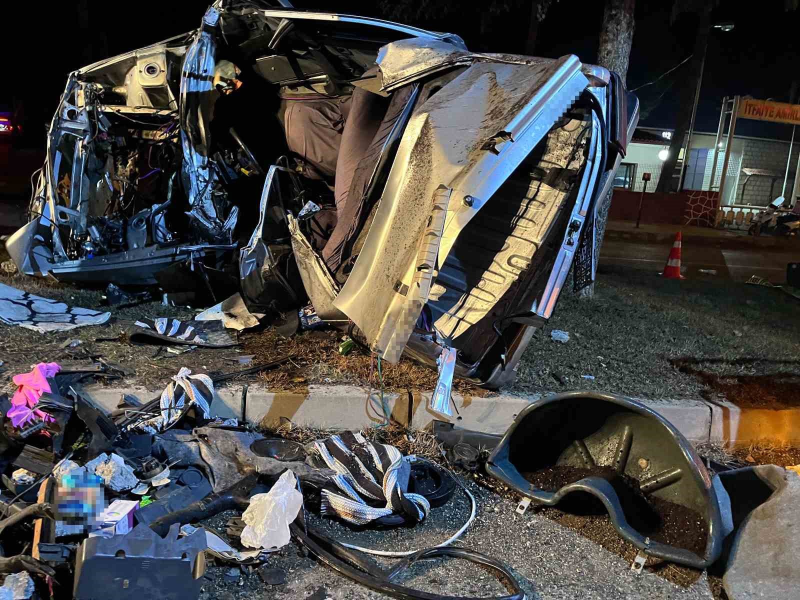 agaca carpan otomobil hurdaya dondu surucusu hayatini kaybetti 1 dORRj3Qa