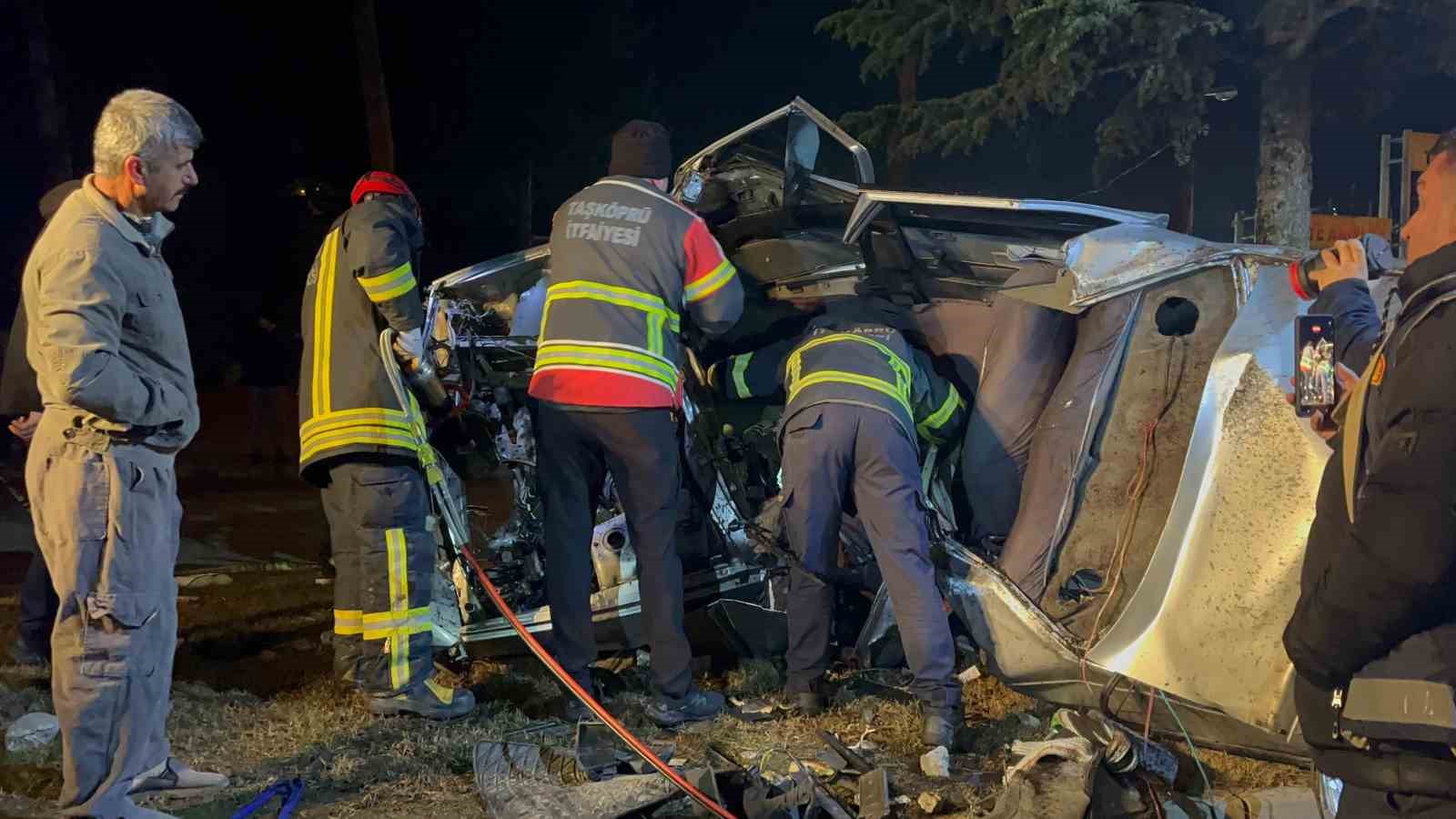 agaca carpan otomobil hurdaya dondu surucusu hayatini kaybetti 10 93XONSCP