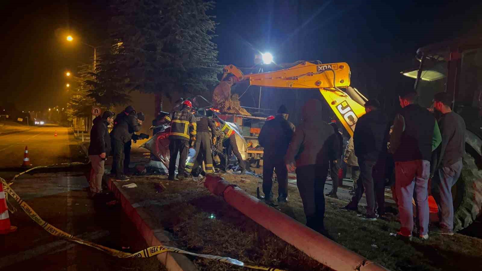 agaca carpan otomobil hurdaya dondu surucusu hayatini kaybetti 11