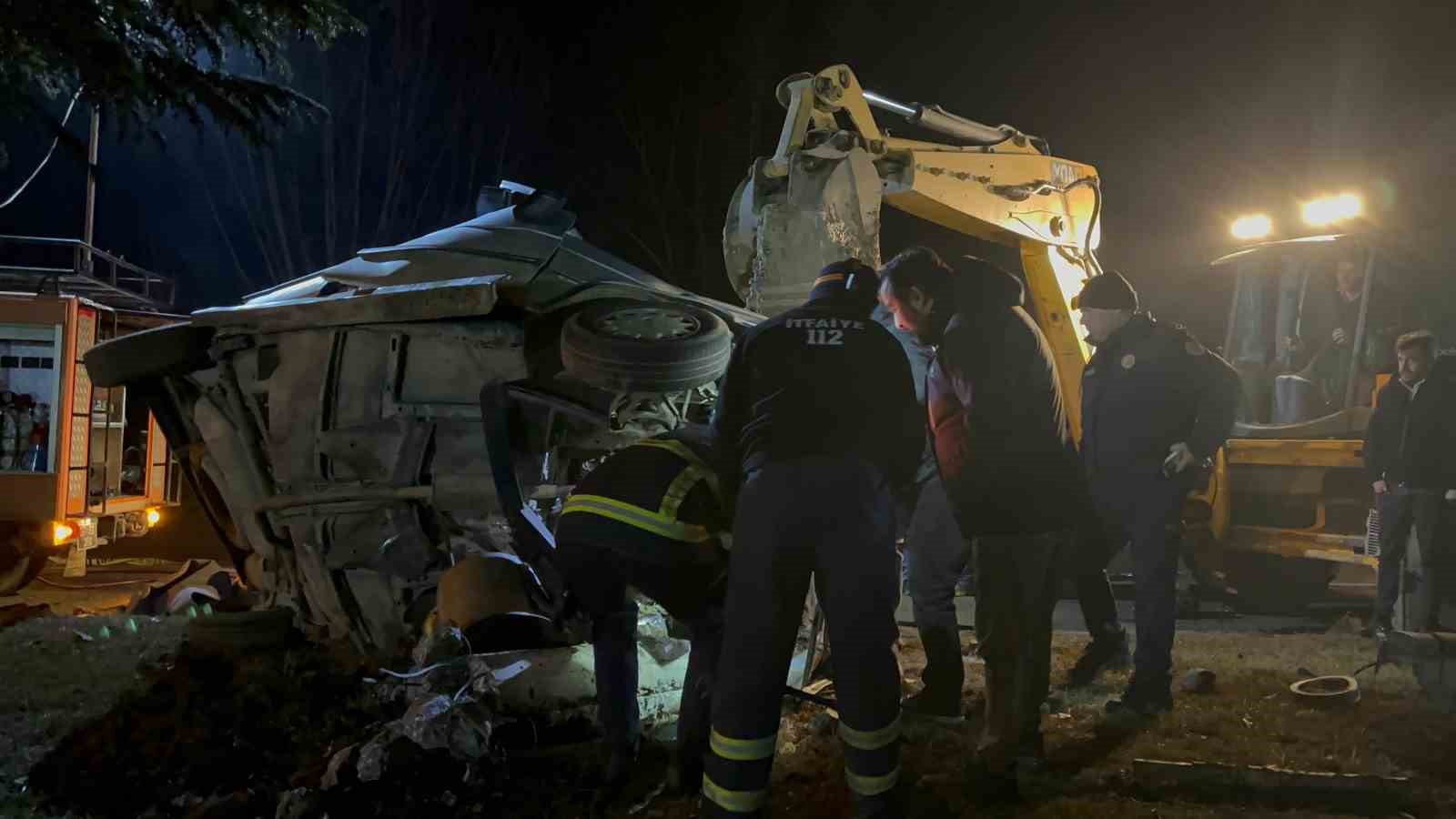 agaca carpan otomobil hurdaya dondu surucusu hayatini kaybetti 12 DngPv34H