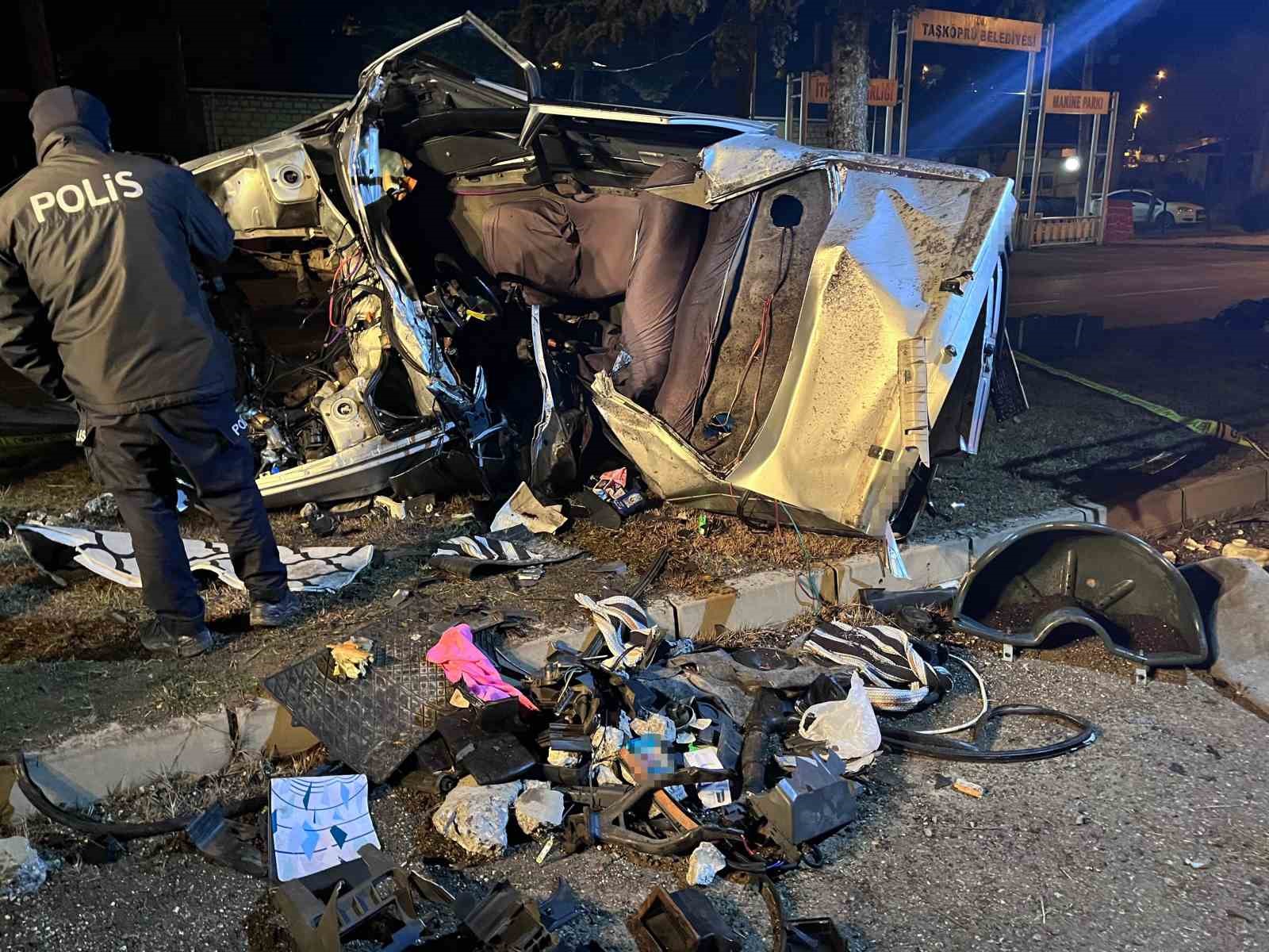 agaca carpan otomobil hurdaya dondu surucusu hayatini kaybetti 13 VaYJIwQh