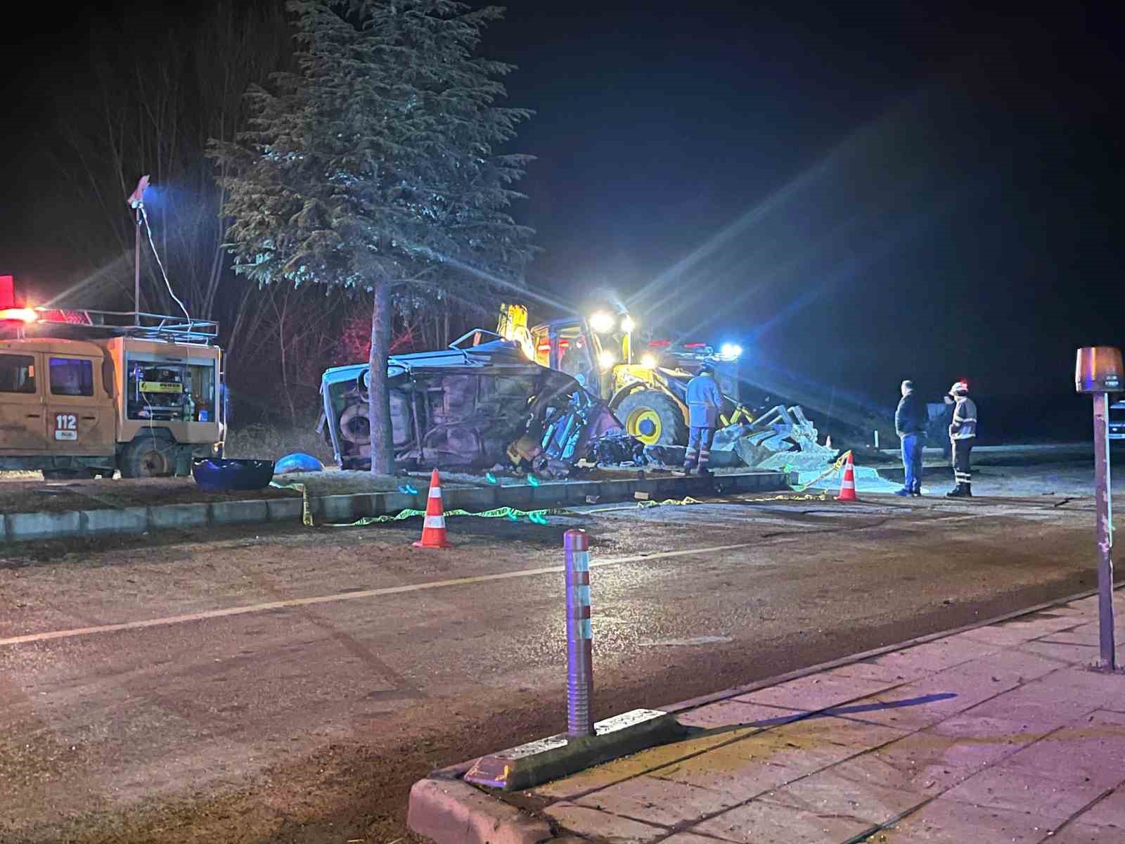 agaca carpan otomobil hurdaya dondu surucusu hayatini kaybetti 14 nuynUBb1