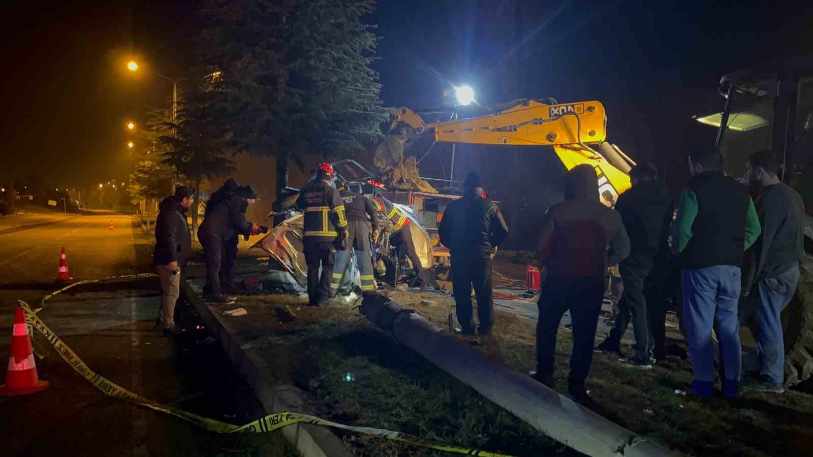 agaca carpan otomobil hurdaya dondu surucusu hayatini kaybetti 15 zenvRVwE