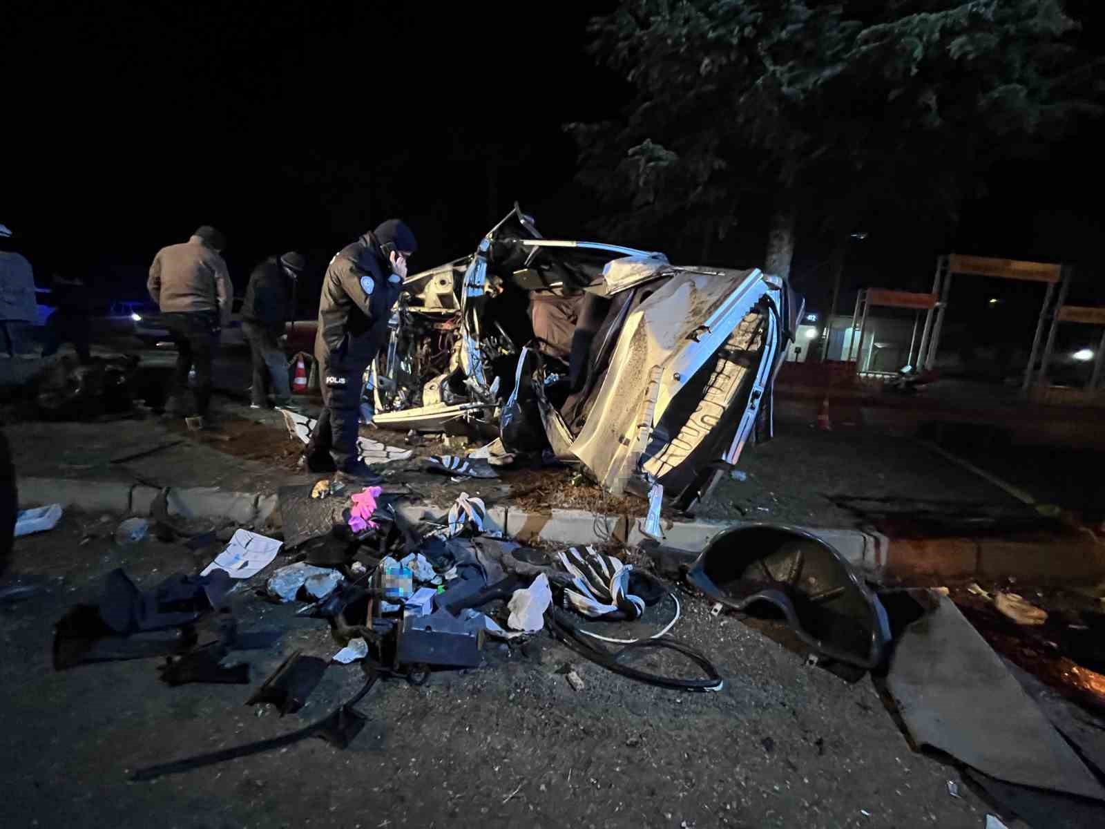agaca carpan otomobil hurdaya dondu surucusu hayatini kaybetti 2 KdMuhSfC