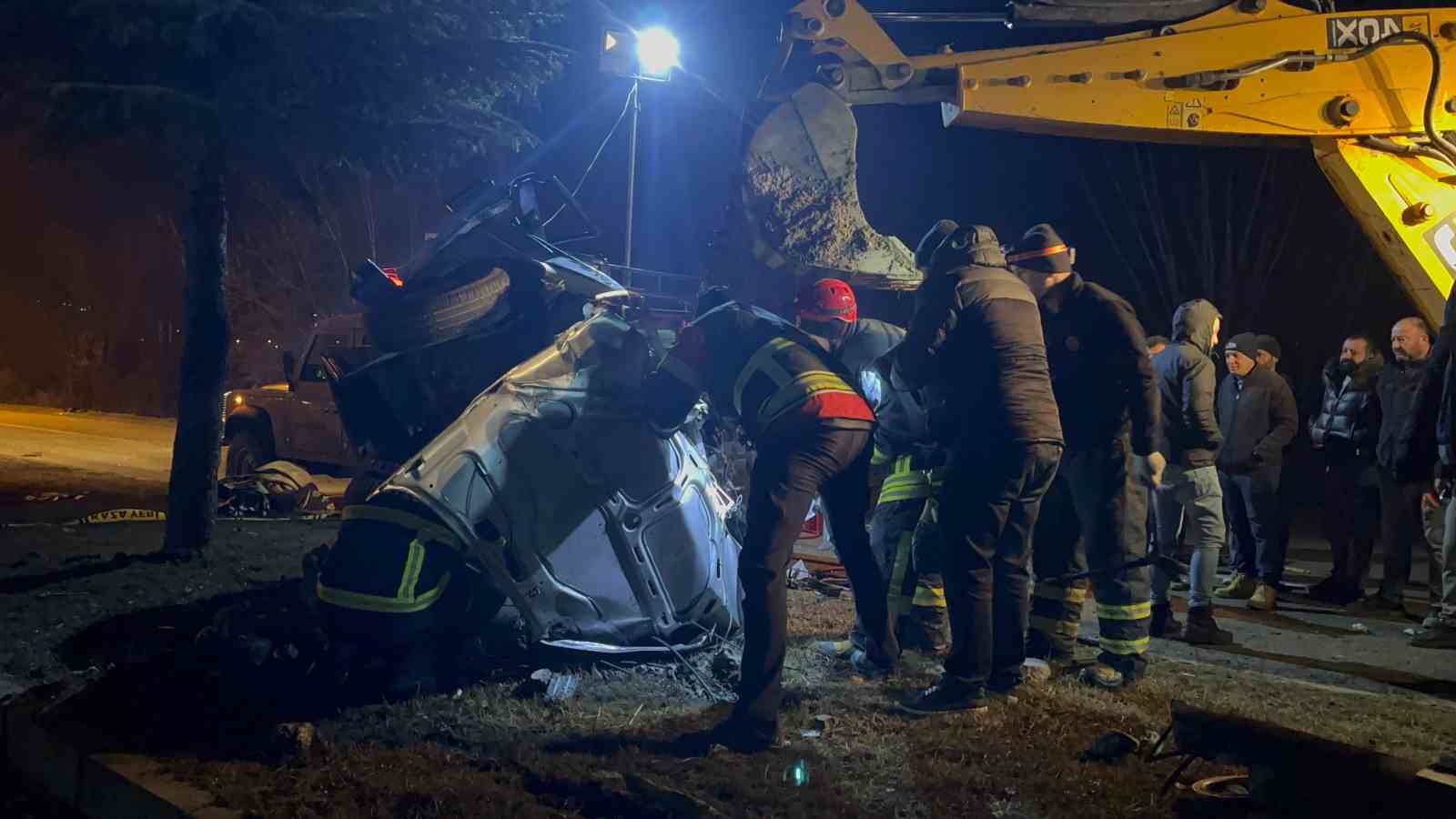 agaca carpan otomobil hurdaya dondu surucusu hayatini kaybetti 3