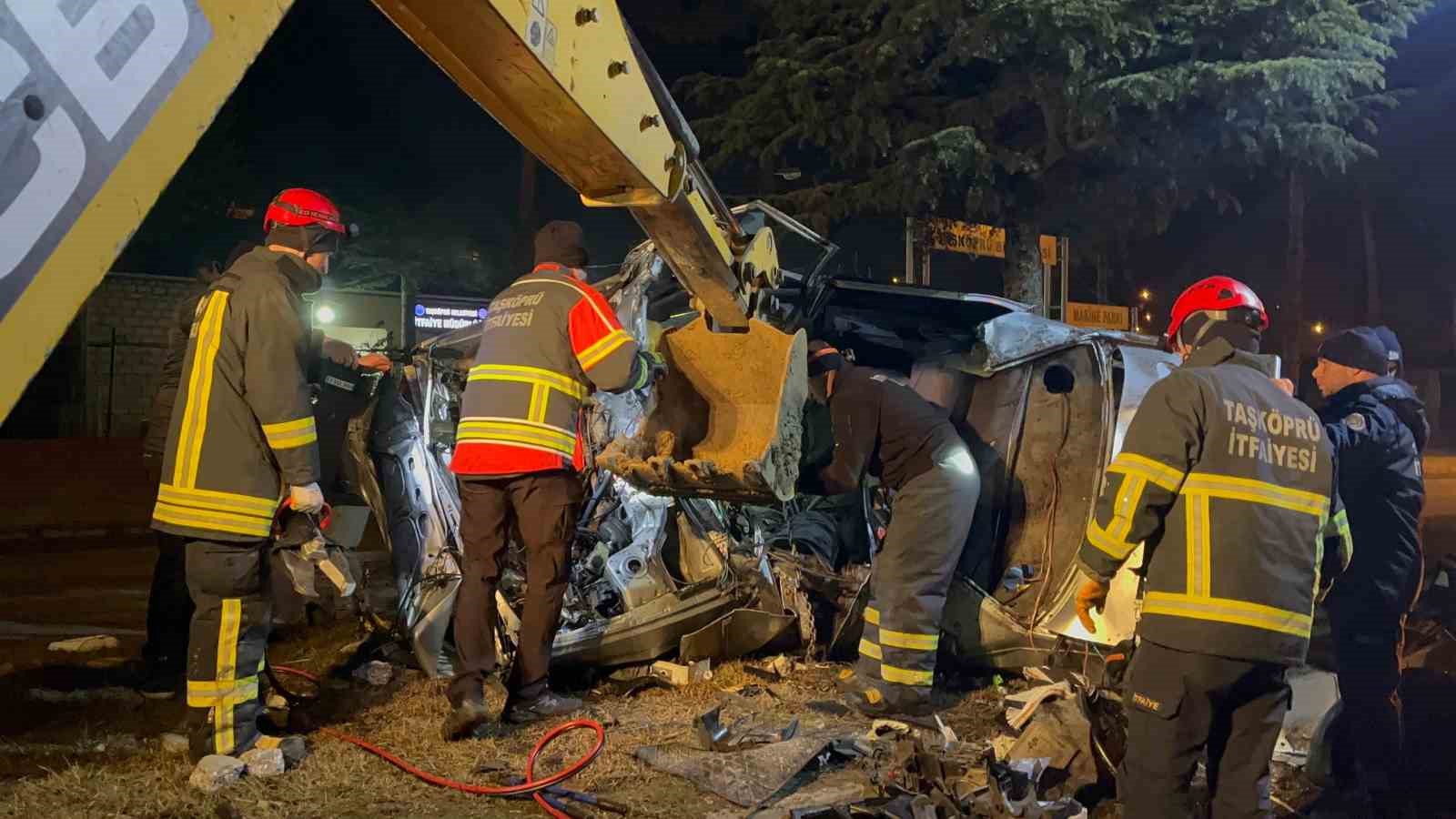 agaca carpan otomobil hurdaya dondu surucusu hayatini kaybetti 4