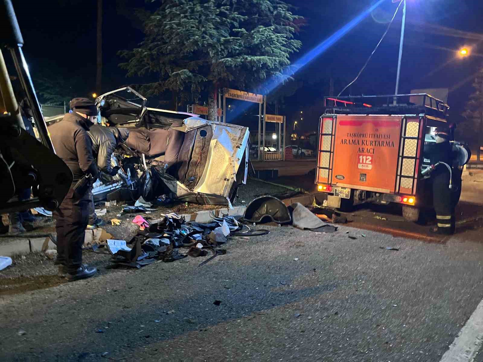 agaca carpan otomobil hurdaya dondu surucusu hayatini kaybetti 6 c6DQBqD1