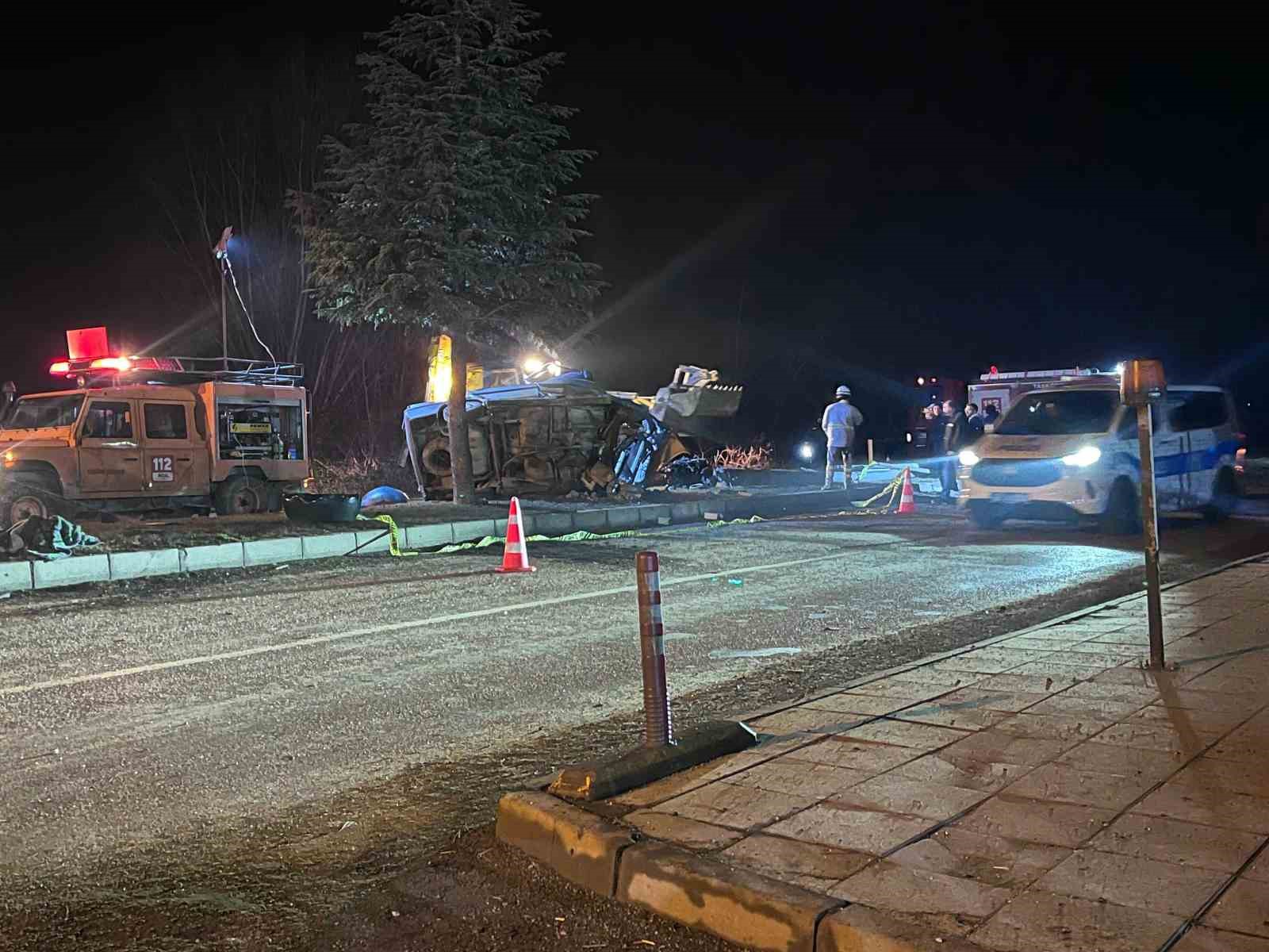 agaca carpan otomobil hurdaya dondu surucusu hayatini kaybetti 7 NhhN6c49
