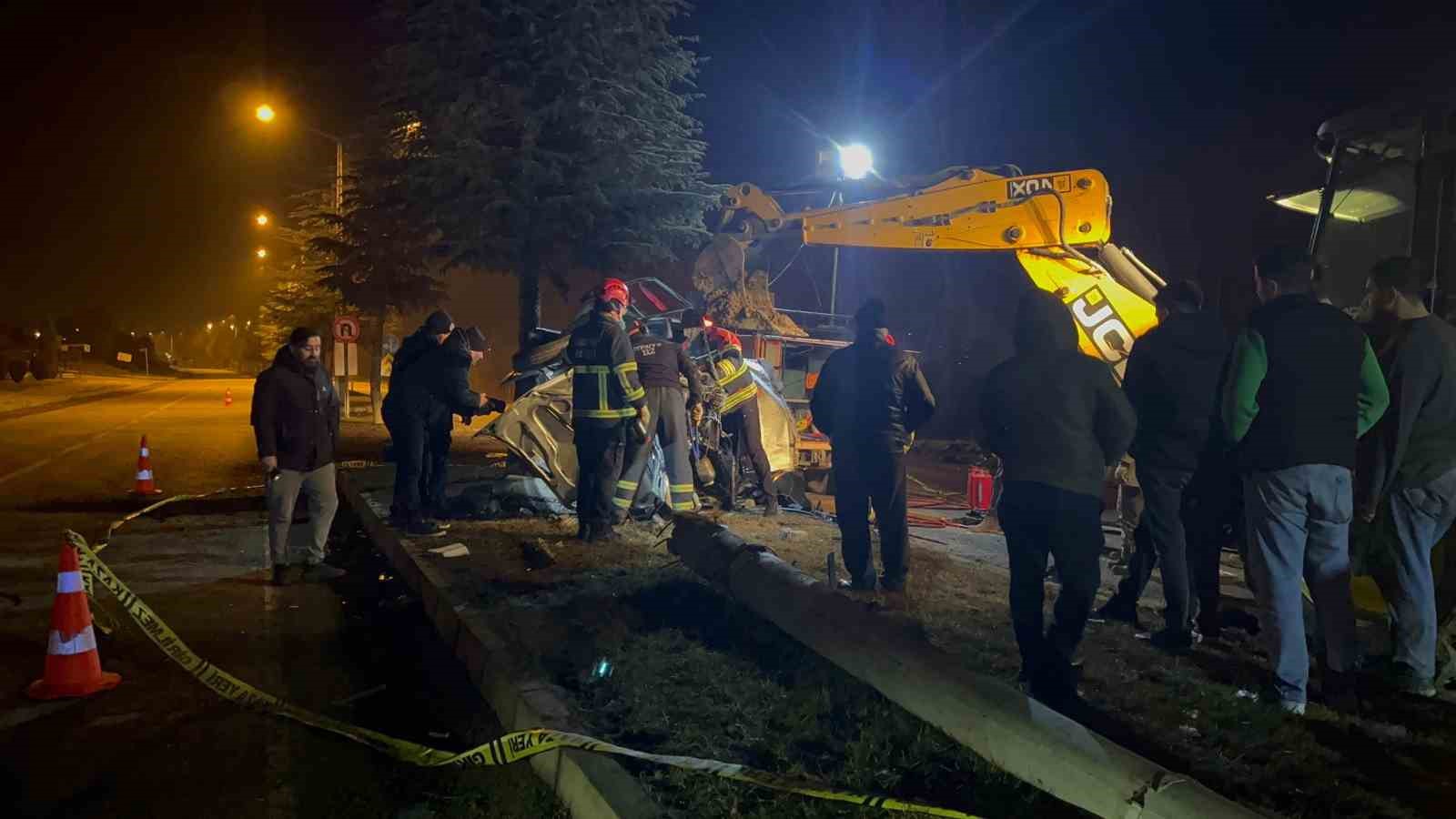 agaca carpan otomobil hurdaya dondu surucusu hayatini kaybetti 8 wthIUpH2