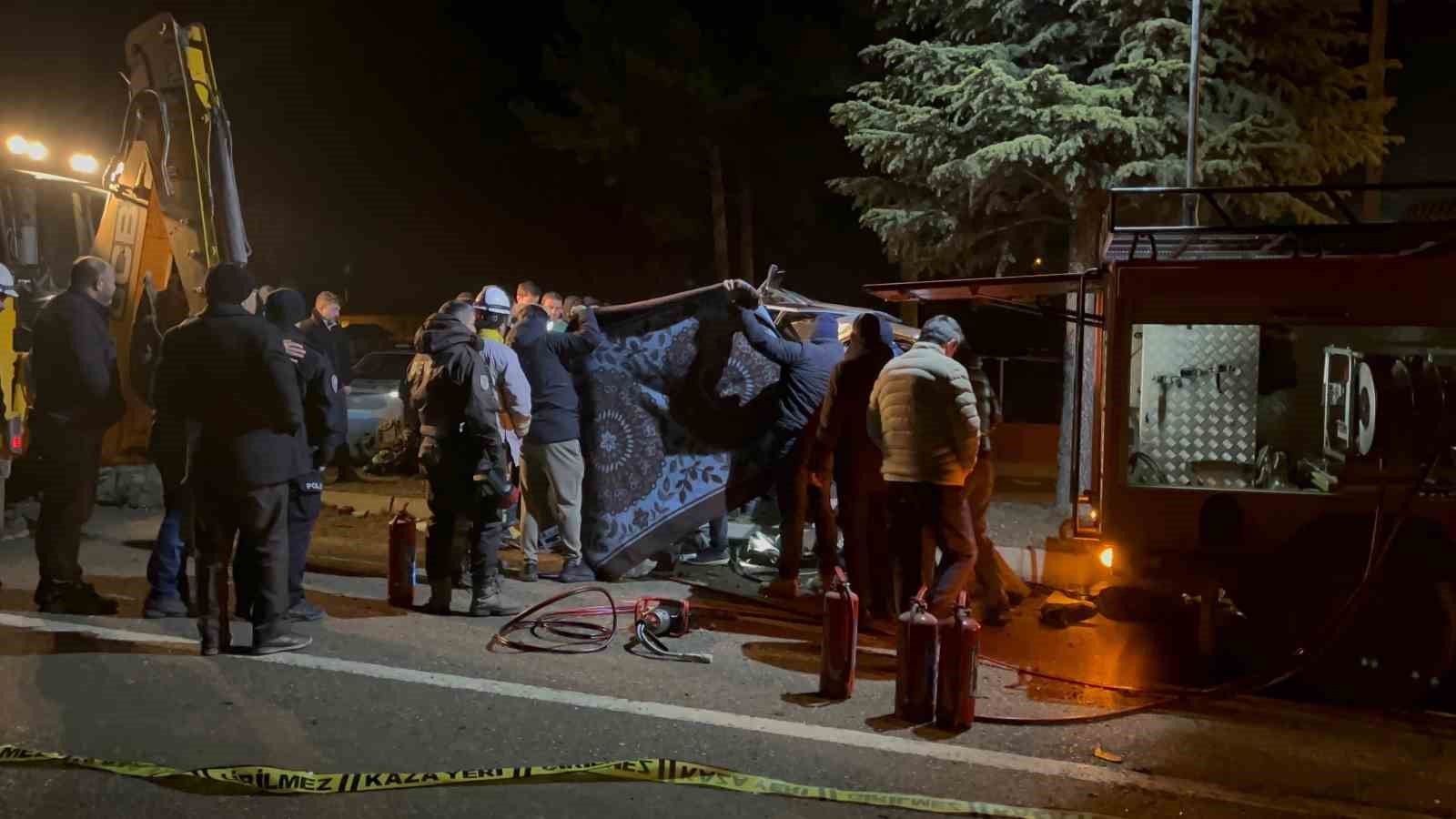 agaca carpan otomobil hurdaya dondu surucusu hayatini kaybetti 9 fjZsGK9D
