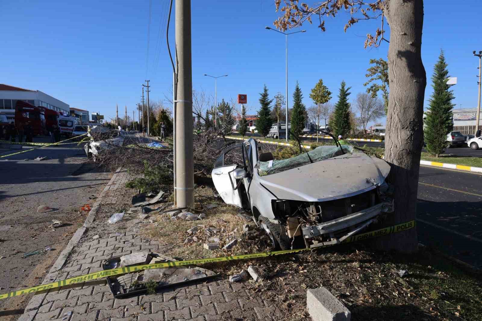 agaca carpan otomobil ikiye bolundu 2 olu 1 yarali 0 S2Yr2q9Y