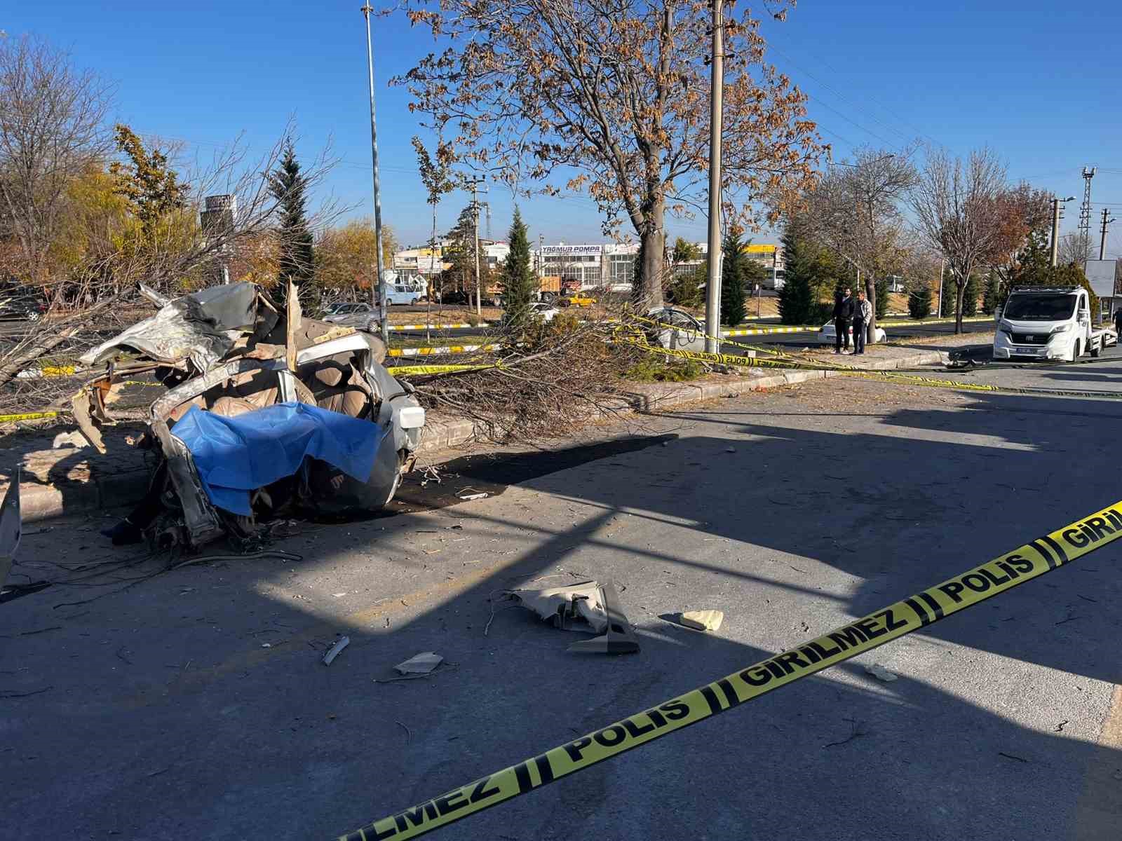 agaca carpan otomobil ikiye bolundu 2 olu 1 yarali 1