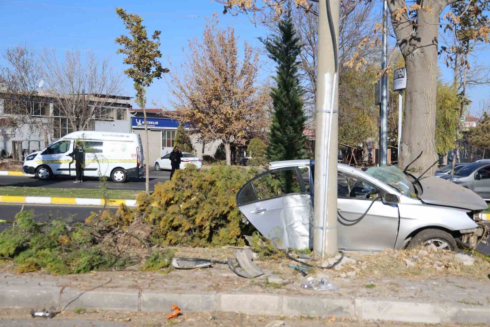 agaca carpan otomobil ikiye bolundu 2 olu 1 yarali 2 5idic69D
