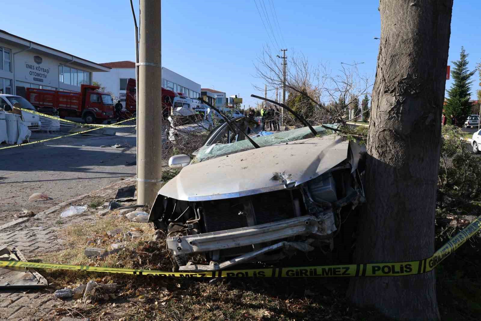 agaca carpan otomobil ikiye bolundu 2 olu 1 yarali 3